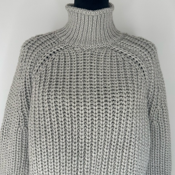 H&M Grey Knit Cropped Long Sleeve Turtleneck Sweater - Picture 3 of 9
